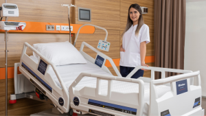 Bed positions for patients are an essential part of hospital care, ensuring both comfort and safety for individuals who are recovering or undergoing treatment. Patient positioning is the practice of placing a patient in the hospital bed in a way that supports medical needs, prevents complications, and improves well-being. The right patient bed positions can help enhance breathing, promote circulation, reduce pain, and support the healing process. In addition, medical bed positions make it easier for healthcare professionals to carry out procedures effectively. Whether for post-surgical recovery, long-term care, or diagnostic purposes, proper positions for patients in bed are a cornerstone of high-quality healthcare. This guide provides a detailed overview of common bed positions, best practices, and health benefits to help caregivers achieve optimal positioning in bed for patients.